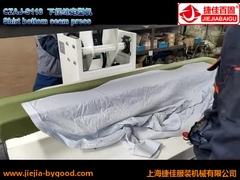 Der Nahtdichtungsfalte des Hemdes untere Maschine der freien Presse